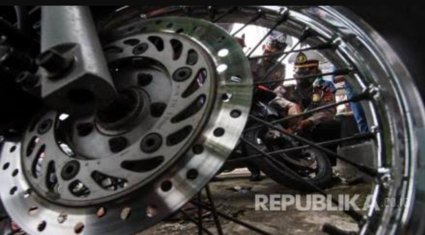 Foto ilustrasi, polisi Polsek Beji bagikan gembok gratis ke warga. (Foto: Dok REPUBLIKA)