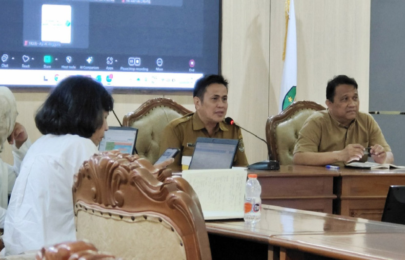 Kepala Dinas Kelautan dan Perikanan Kaltim, Irhan Hukmaidy, kedua kanan. (YKAN)