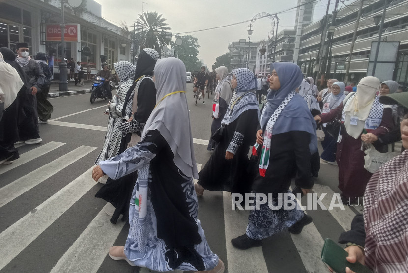 Aktivis pro-Palestina napak tilas Konferensi Asia-Afrika di Bandung, Ahad (25/5/2025).