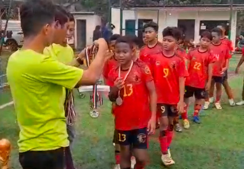 Tim SSB Fajar Putra Junior 04 saat menerima Pengalungan mendali sebagai champions. (Foto: Dok SSB Fajar Putra Junior 04)