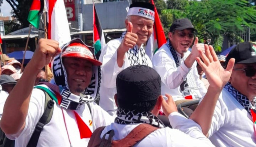 Politisi PKS Kota Depok, Bambang Sutopo (kiri) saat aksi peduli kemanusiaan dengan Aksi Akbar Selamatkan Palestina & Bebaskan Al Quds. (Foto: Dok RUZKA INDONESIA)
