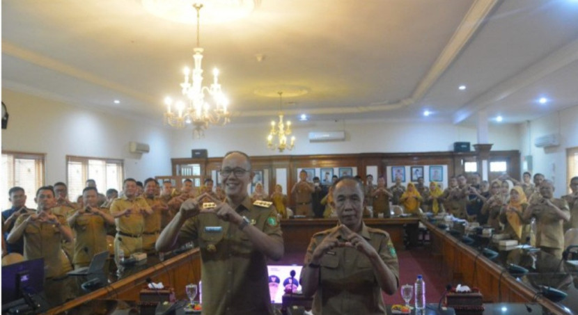 Pembukaan rakor penyusunan perencanaan program strategis daerah, yakni Program Padat Karya, Kampung Wakaf, dan pengelolaan Dana Kelurahan, Senin (26/5/2025).