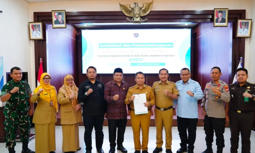 Wali Kota Depok Supian Suri (tengah) usai menandatangani komitmen bersama pelaksanaan SPMB Tahun Ajaran 2025/2026 di Balai Kota Depok, Senin (26/05/2025). (Foto: Dok.Prokopim Kota Depok)