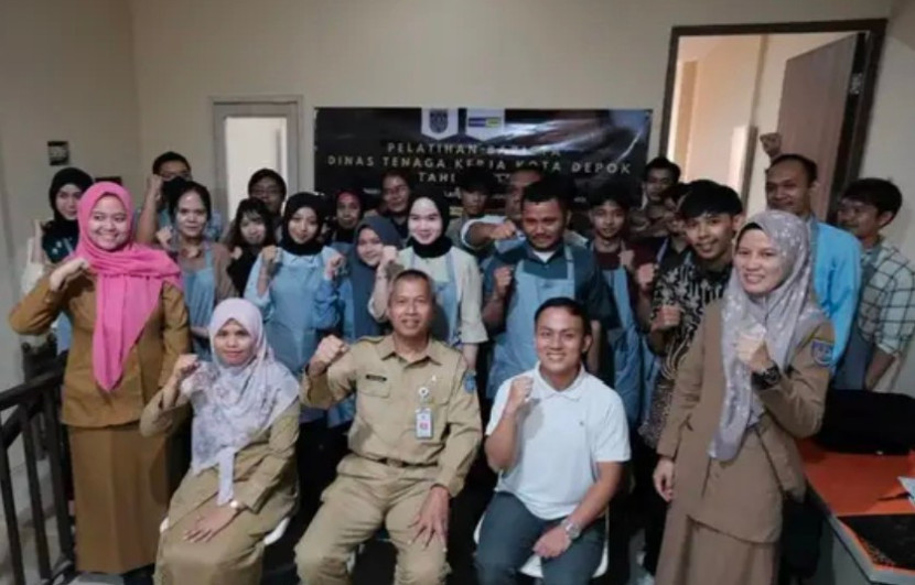 Kepala Disnaker Kota Depok, Sidik Mulyono (tengah duduk) bersama para peserta pelatihan barista. (Foto: Dok Diskominfo Kota Depok).