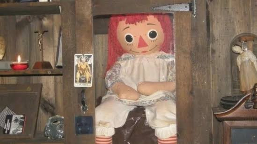 Boneka Annabelle sedang menjalani tur di Amerika Serikat. (X @lambas70)