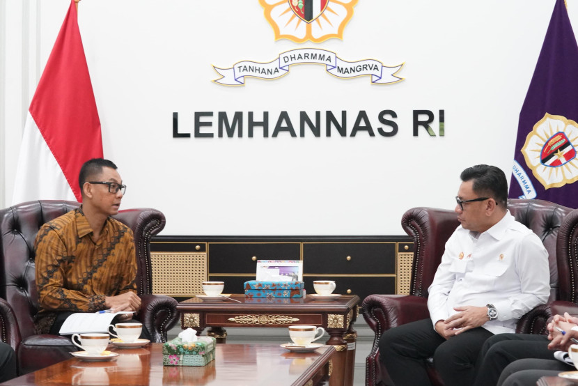 Direktur Utama PLN, Darmawan Prasodjo (kiri) berbincang-bincang bersama Gubernur Lemhannas RI, TB Ace Hasan Syadzily di Kantor Lemhannas RI, Jakarta (22/5/2025). (Foto: PLN)