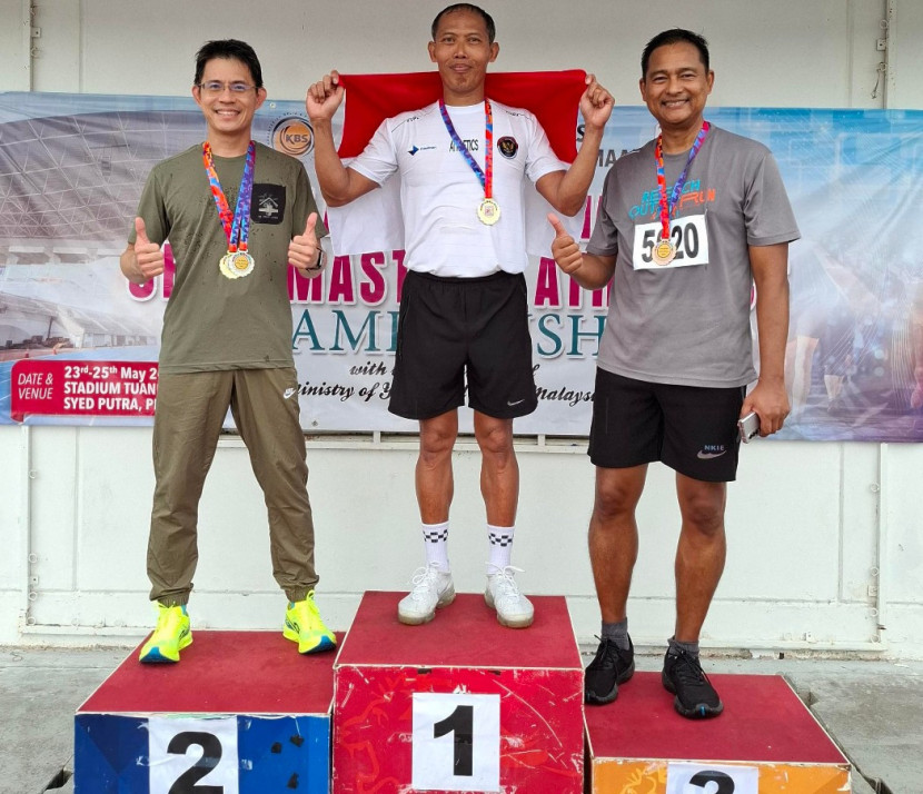 Pratik Murwatno, guru SMA Dian Didaktika Cinere, Kota Depok, membawa pulang 4 medali, termasuk dua medali emas dan dua medali perak dari ajang Malaysian International Open Masters Athletics Championship 2025. (Foto: Dok RUZKA INDONESIA) 
