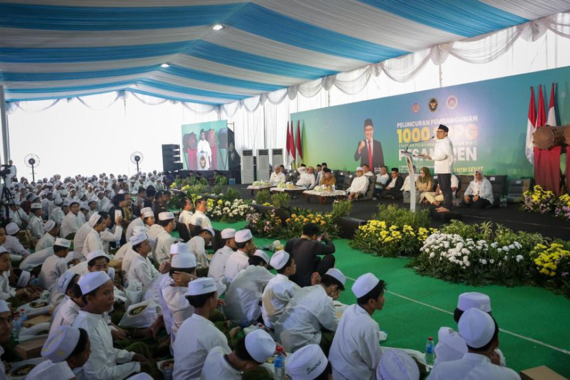 Menteri Koordinator bidang Pemberdayaan Masyarakat Abdul Muhaimin Iskandar atau Gus Imin meluncurkan pembangunan 1000 dapur Makan Bergizi Gratis (MBG) untuk Pesantren di Pondok Pesantren Syaikhona Cholil Bangkalan, Madura.