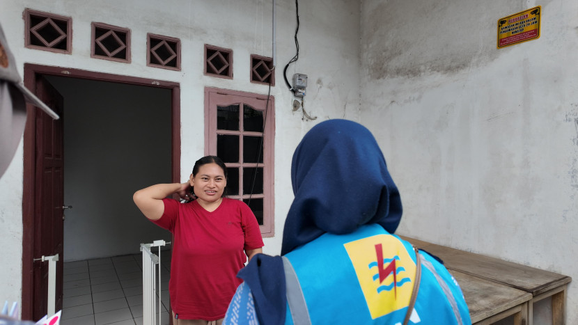 Tim PLN UP3 Pondok Gede menyambangi rumah-rumah warga RW 01 Jatisampurna untuk memperkenalkan fitur Swacam. (Foto: PLN Jaya)