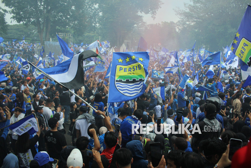Puluhan ribu bobotoh memedati kawasan Gasibu dan halaman Gedung Sate, Kota Bandung, Ahad (25/5/2025). Foto: Edi Yusuf
