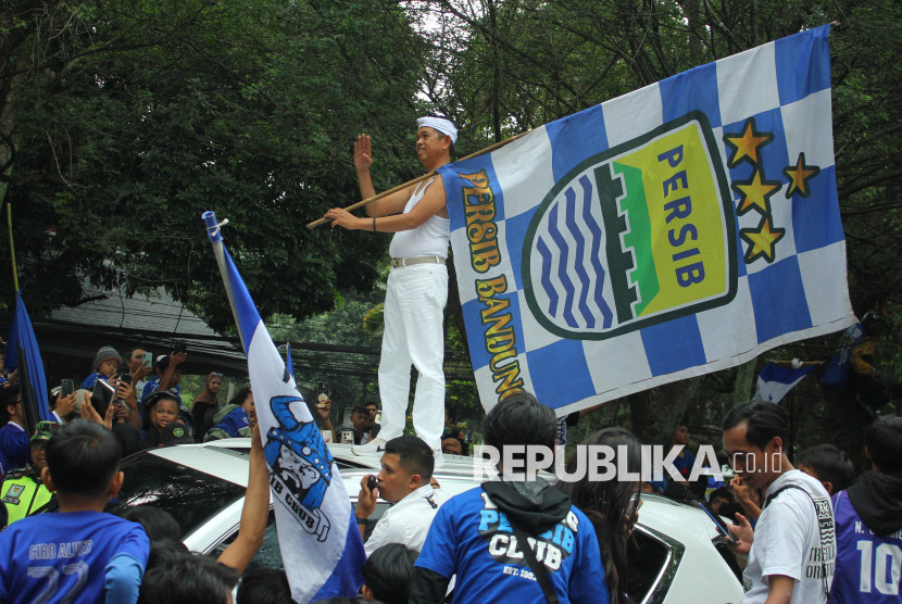 Gubernur Jabar Dedi Mulyadi mengikuti pawai Persib di Kota Bandung, Ahad (25/5/2025). Foto: Edi Yusuf