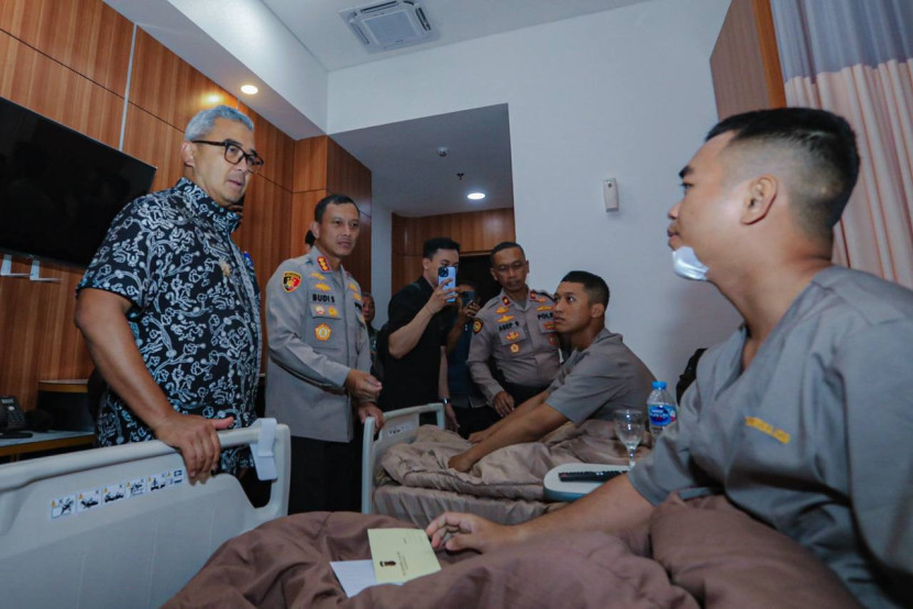 Wali Kota Bandung Muhammad Farhan bersama Kapolrestabes Bandung Kombes Pol Budi Sartono menjenguk anggota kepolisian yang terluka saat pengamanan pertandingan Persib Bandung, Senin (26/5/2025). Foto: Humas Kota Bandung
