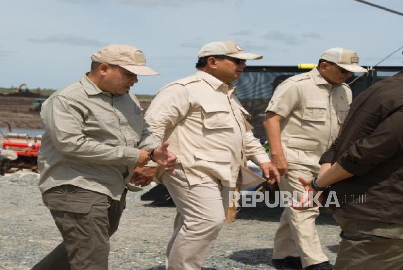 Presiden Prabowo bersama Menhan Sjafrie Sjamsoeddin didampingi Haji Isam.
