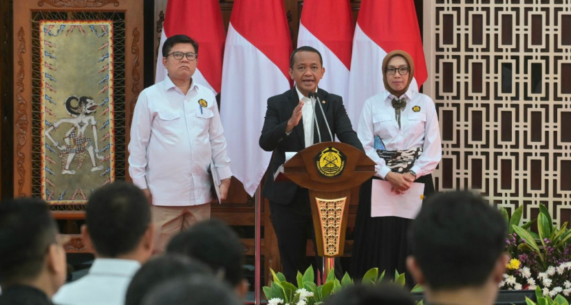 Menteri ESDM, Bahlil Lahadalia (tengah), Direktur Jenderal Ketenagalistrikan Kementerian ESDM Jisman P Hutajulu (kiri) dan Direktur Jenderal Energi Baru Terbarukan dan Konservasi Energi Kementerian ESDMN Eniya Listiani Dewi (kanan) ketika mengumumkan Rencana Usaha Penyediaan Tenaga Listrik (RUPTL) PLN 2025-2034 di Jakarta pada Senin (26/05/2025). (Foto: Dok RUZKA INDONESIA)