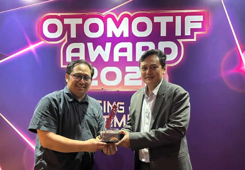 Brian Gomgom, Brand Communication Senior Manager Wuling Motors (kiri) saat menerima penghargaan. dok Wuling Motors