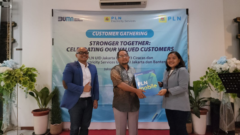 Penyerahan cinderamata kepada pelanggan oleh Manager PLN UP3 Ciracas, Anton Suprapto Adi dalam agenda Customer Gathering yang bertajuk Stronger Together: Celebrating Our Valued Customers pada Rabu (21/5/2025). (Foto: Ruzka Indonesia/PLN)