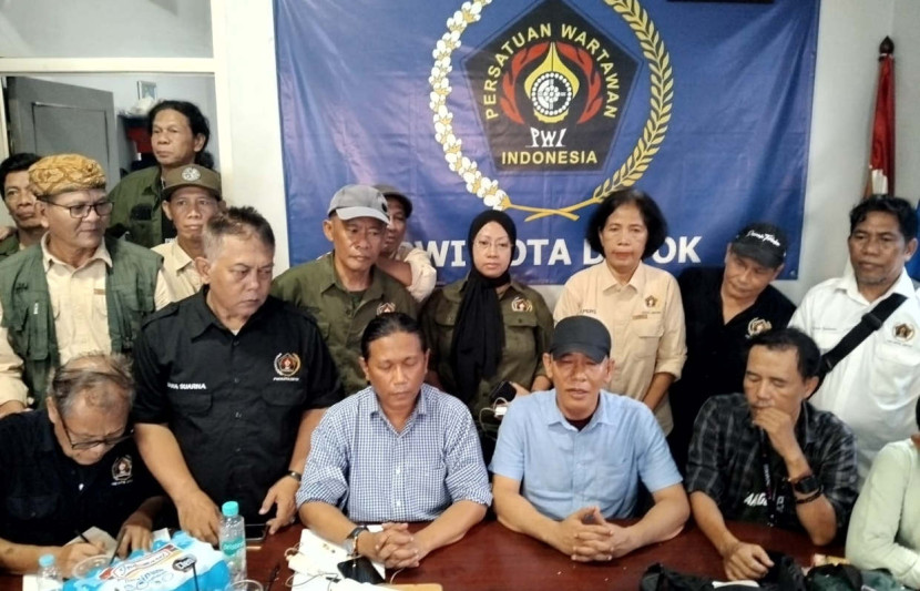 Ketua PWI Kota Depok Rusdy Nurdiansyah didampingi sejumlah pengurus menggelar rapat di Kantor PWI Kota Depok, Rabu (28/05/2025), yang mendukung penuh terlaksananya Kongres PWI yang akan berlangsung di Jakarta, 30 Agustus 2025. (Foto: Dok RUZKA INDONESIA)