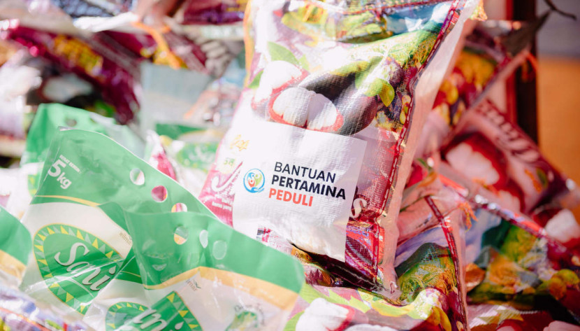 Pertamina memberikan bantuan yang mencakup Bright Gas 5,5 kg sebanyak 3 tabung dan Bright Gas 12 Kg 3 tabung, beras 250 kg, telur 100 krat, tepung 50 bungkus, minyak goreng 30 liter, air mineral 20 dus, kopi dan teh 50 dus, gula pasir 40 kg, serta sarden 30 kaleng. (Foto: Dok RUZKA IMDONESIA)