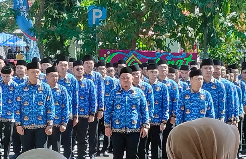 Barisan sebagian CPNS Kabupaten Lahat yang dilantik Waki Bupati Widia Ningsih. (FOTO: Maspril Aries)