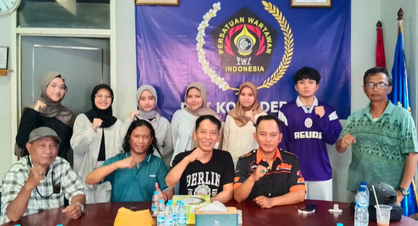 Para mahasiswa UKM Taekwondo UI berfoto bersama dengan pengurus PWI Kota Depok. (Foto: Dok PWI Kota Depok)