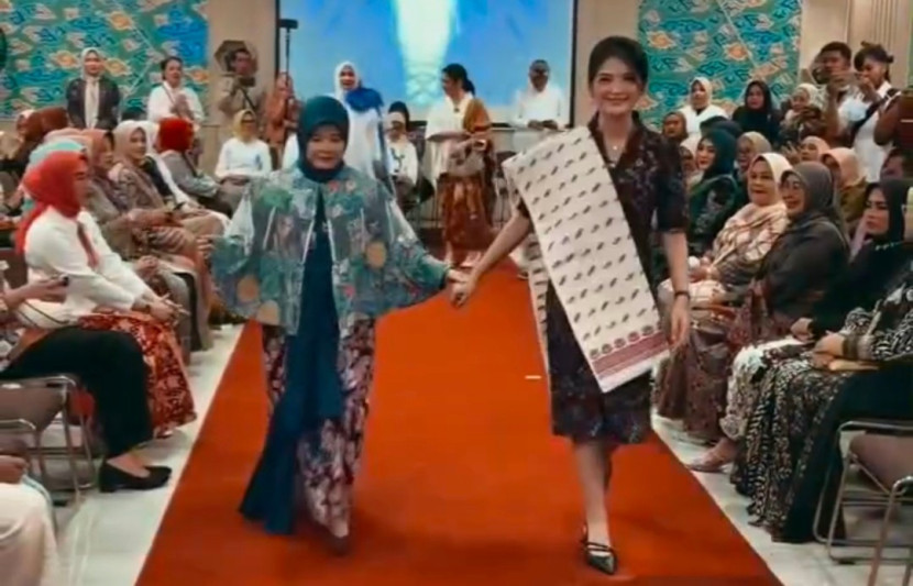 Cing Ikah saat tampi memperagakan busana batik karya disainer Depok di ajang IFW 2025. (Foto: Dok RUZKA INDONESIA)