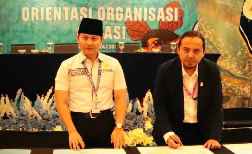 Direktur Utama PLN Icon Plus, Ari Rahmat Indra Cahyadi (kiri) dan PJS Ketua Umum APKASI Mochamad Nur Arifin (kanan). (Foto: Dok PLN Icon Plus)
