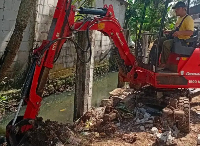 Alat berat Dinas PUPR Kota Depok sedang melakukan normaliasi saluran air di Ratujaya, Kota Depok. (Foto: Dok Diskominfo Kota Depok)