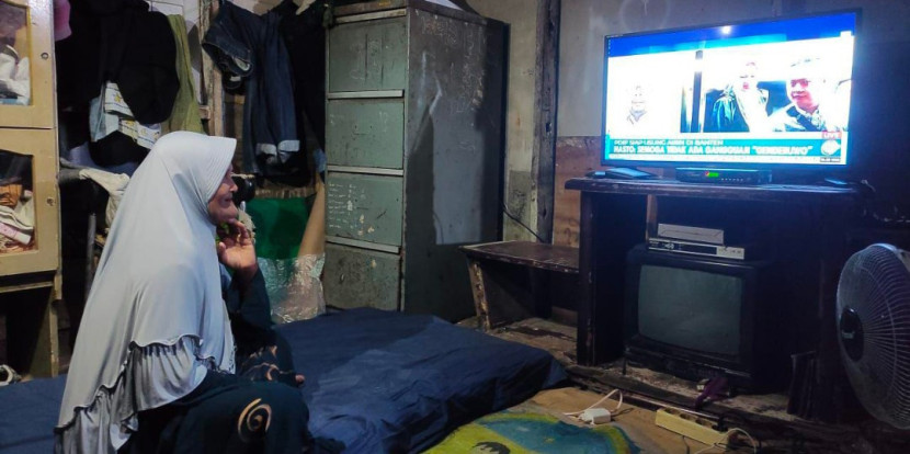 Warga Desa Sukabangun, Kabupaten Bengkayang, Kalimantan Barat dapat menikmati hiburan di televisi semenjak listrik hadir di desa mereka.(Foto: Dok PLN)