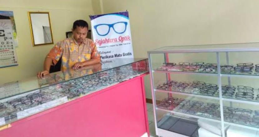 Mujiran di toko Optik Sejahtera. (Foto: Dok Optik Sejahtera)