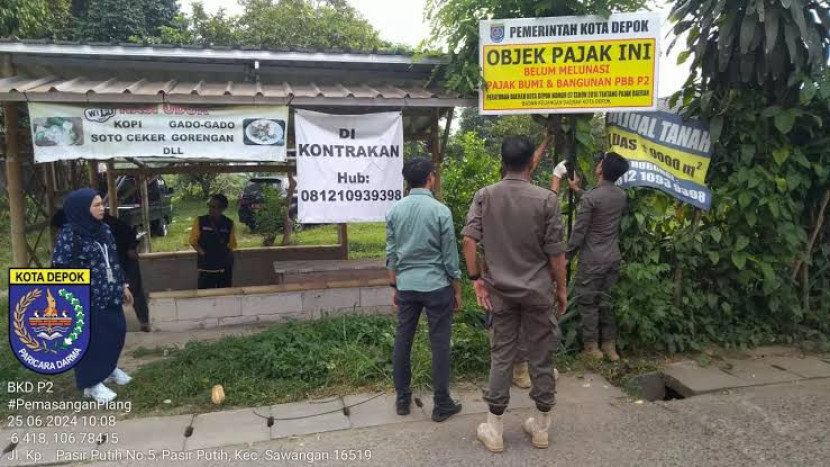 BKD Kota Depok pasang plang penunggak pajak. (Foto: Dok Doskominfo Kota Depok)