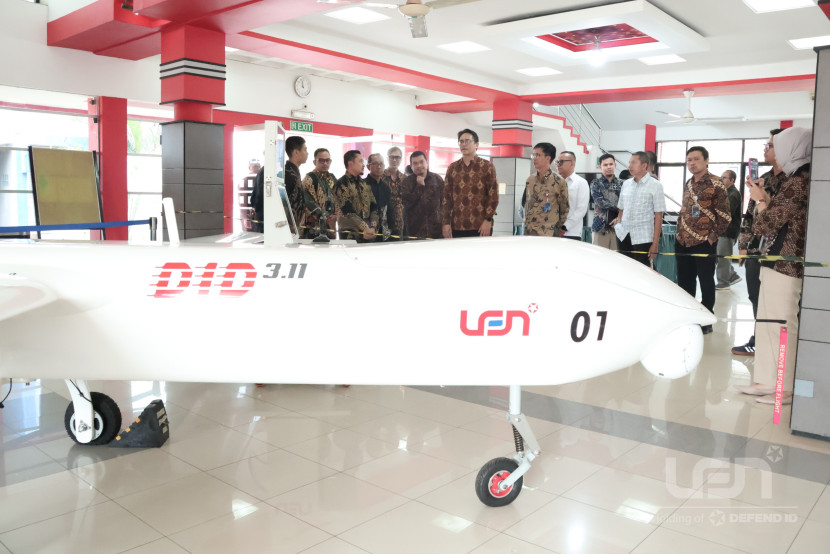 Induk holding BUMN industri pertahananDEFEND ID, dan Kementerian Pendidikan Tinggi Sains dan Teknologi (Kemendiktisaintek) mengunjungi PT Len Industri. Foto: PT Len Industri (Persero)