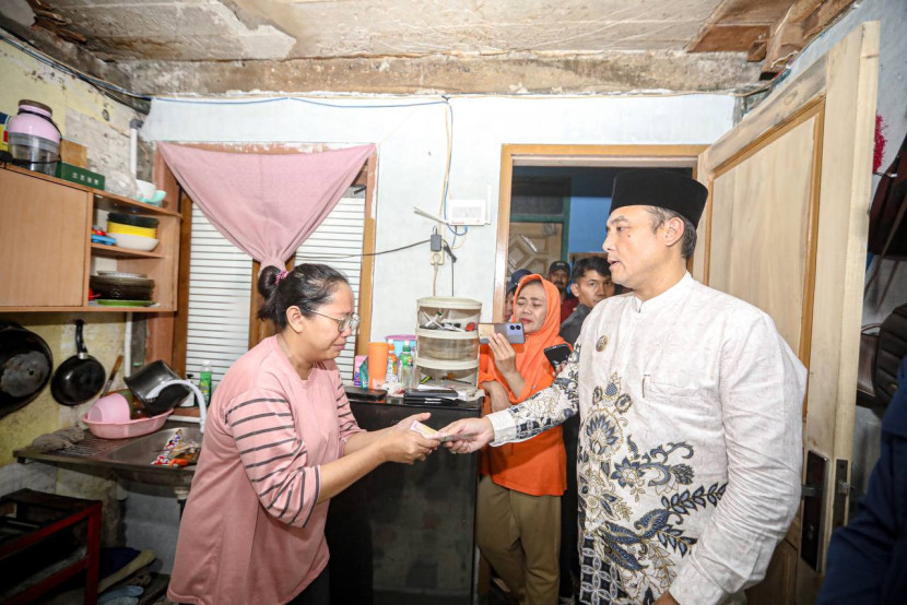 Wakil Wali Kota Bandung, Erwin mengunjungi warga korban rentenir di Gg Sukatma, Kelurahan Cipadung Wetan, Kecamatan Panyileukan, Kamis (29/5/2025). Foto: Humas Kota Bandung.