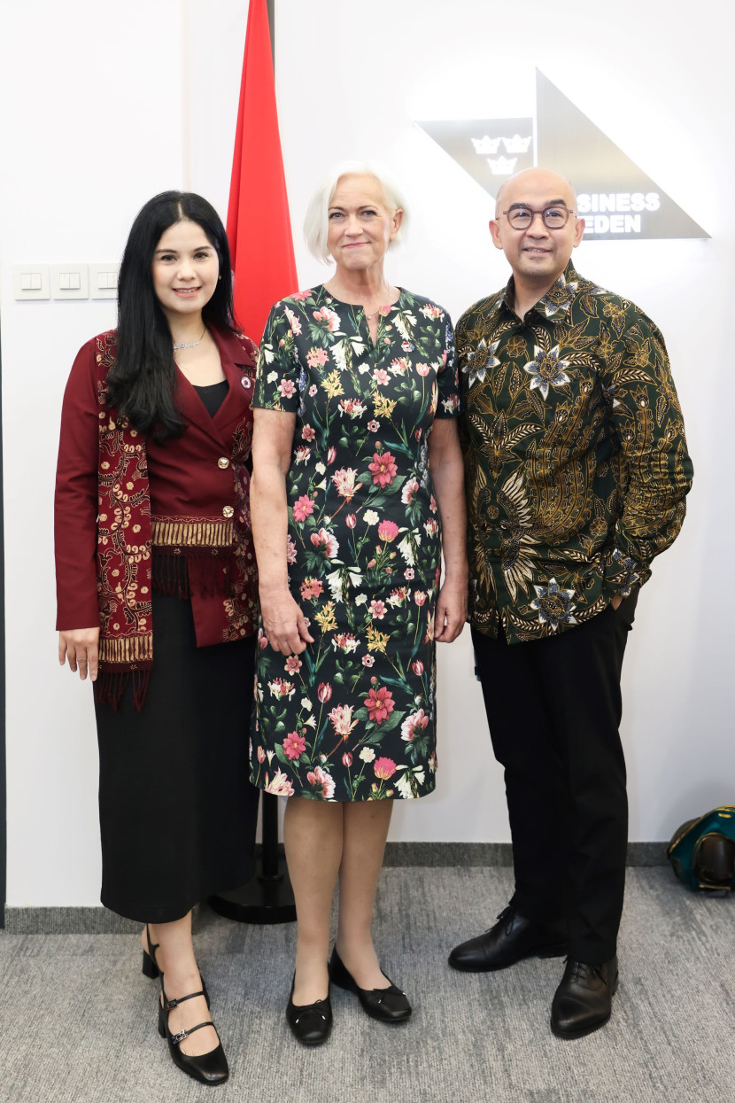 Ketua Umum Yayasan Jantung Indonesia, Annisa Pohan Yudhoyono (kiri) bersama Menteri Kesehatan Swedia H.E. Acko Ankarberg Johansson dan Duta Besar Swedia untuk Indonesia H.E. Daniel Blockert. (Foto: Dok Ruzka Indonesia/YJI)