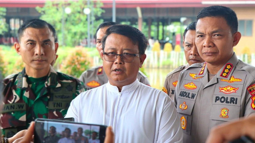 Kapolres Metro Depok, Kombes Pol Abdul Waras (kiri) bersama Dandim 0508/Depok, Kolonel Imam Widiarto (kanan) dan Pastor Paroki Romo Dionisius Aditejo Saputro. (Foto: Dok Polrestro Depok)