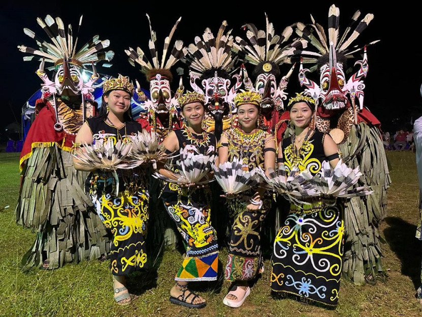 Masyarakat adat Dayak sejak usia belia tetap menjaga budayanya. (AMAN)