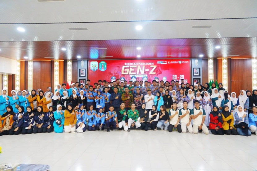 Peserta Sekolah Parlemen Gen Z Kaltara, bersama Gubernur Paliwang. (Diskominfo)