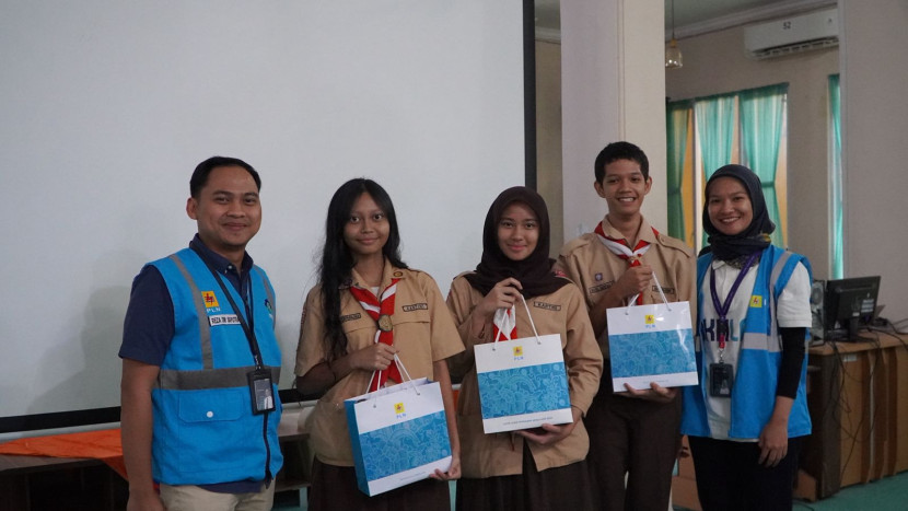 Siswa-siswi SMAN 28 Jakarta memperoleh cinderamata dalam acara PLN Goes To School di Jakarta, pekan lalu. (Foto: Ruzka Indonesia/PLN)