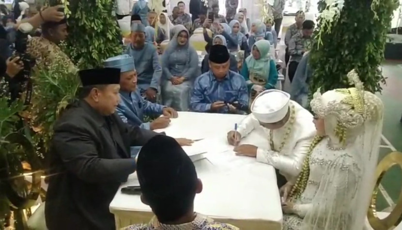 Wali Kota Depok Supian Suri saat menyaksikan pernikahan Indra Prasetyo dan Dewi Septiyani, Sabtu (31/5/2025).