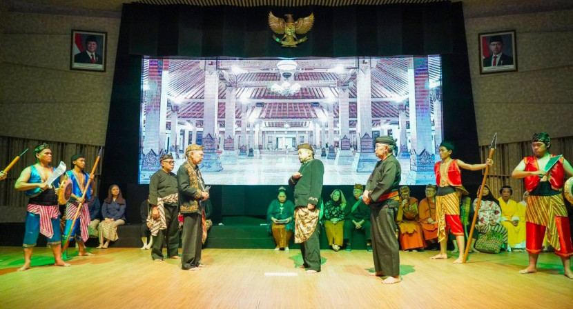 Pentas Seni Ketoprak dengan lakon “Ciung Wanara” yang diperankan oleh Guru Besar UI. (Foto: Dok Humas UI)