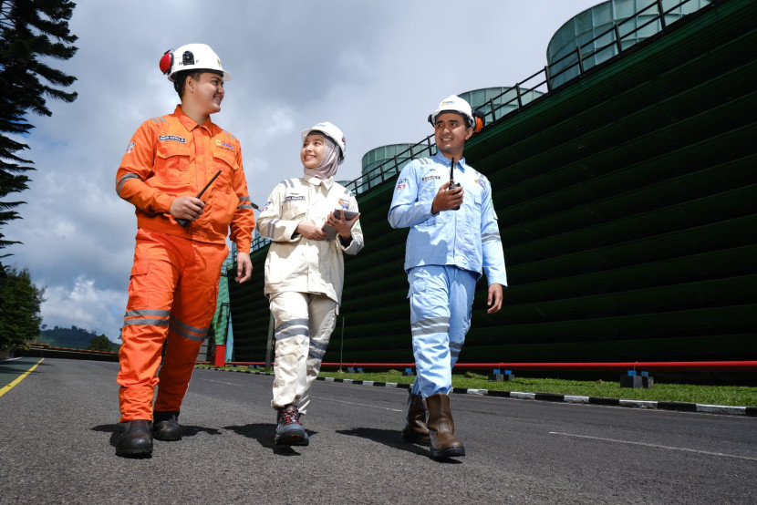 Ilustrasi petugas PLN sedang melakukan koordinasi untuk menjaga keandalan operasional Pembangkit Listrik Tenaga Panas Bumi (PLTP) Kamojang di Jawa Barat. (Foto: PLN)