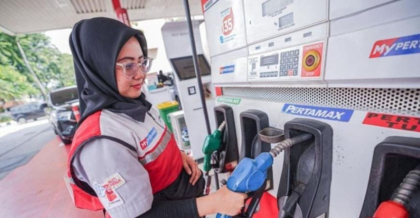 Ilustrasi petugas Stasiun Pengisian Bahan Bakar Umum (SPBU) sedang melayani konsumen. (Foto: Dok Ruzka Indonesia)