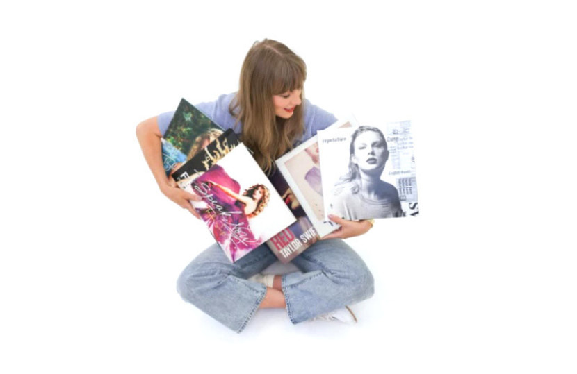 Taylor Swift berfoto dengan sampul 6 album pertamanya di label BIG MACHINE yang kini resmi jadi miliknya lagi.