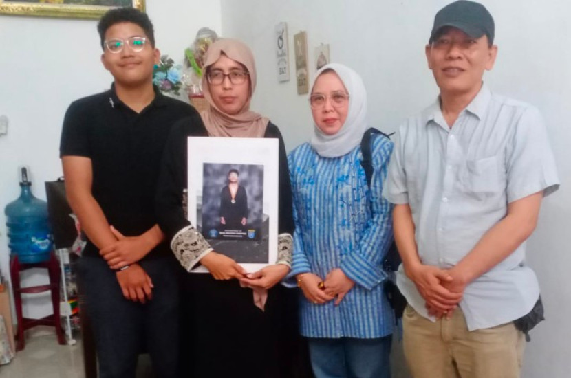 Anggota DPRD Kota Depok, Qonita Lutfiyah (tengah kanan) didampingi Ketua PWI Kota Depok, Rusdy Nurdiansyah (kanan) takziah ke rumah korban kecelakaan mahasiswa UGM, Argo Ericko Achfandi. (Foto: Dok RUZKA INDONESIA)