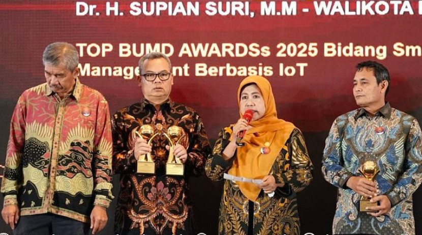 Direktur Utama PT Tirta Asasta Depok, M Olik Abdul Holik (tengah kiri) saat menerima penghargaan Top BUMD 2025. (Foto: Dok RUZKA INDONESIA)