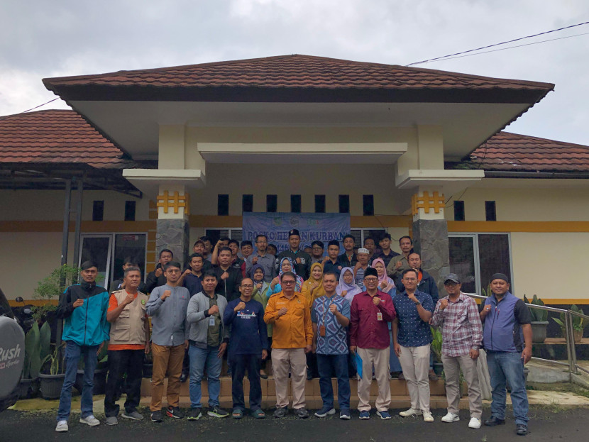 Puluhan kader kelurahan yang bertugas menjadi pemantau hewan kurban di Kota Sukabumi.