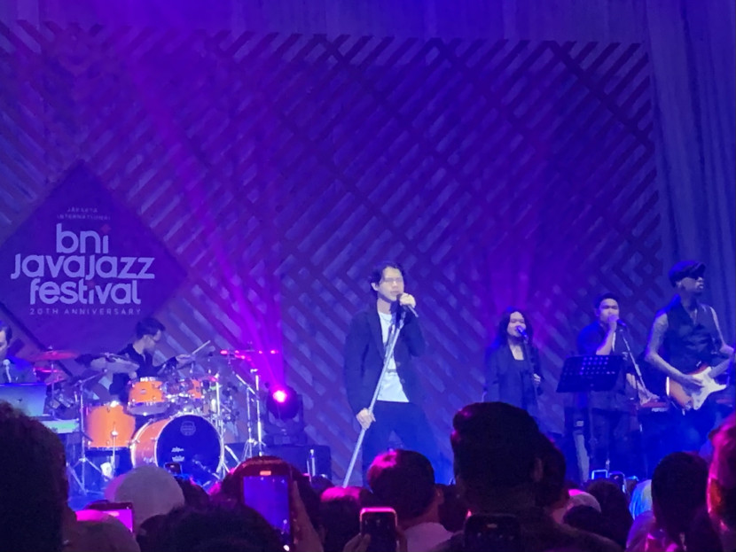 Rony Parulian saat tampil di Java Jazz 2025, Ahad (1/6/2025) di Jiexpo Kemayoran, Jakarta. (Filmusiku/Rahma Sulistya)