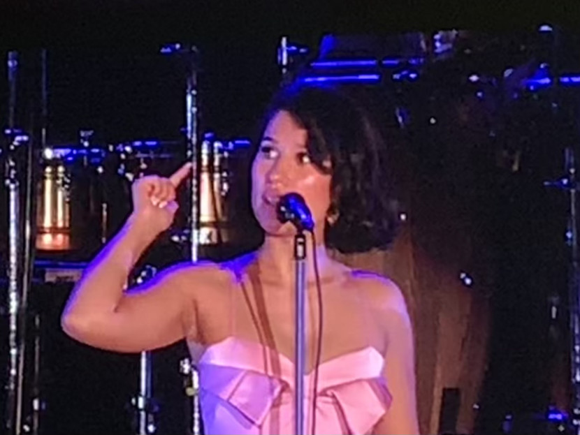 Raye saat tampil di hari ketiga Java Jazz 2025, Ahad (1/6/2025). (Filmusiku/Rahma Sulistya)