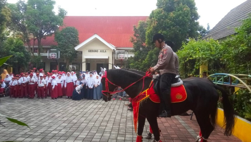 Polisi Berkuda sedang edukasi siswa SLBN Depok, Senin (02/06/2025). (Foto: Dok RUZKA INDONESIA)