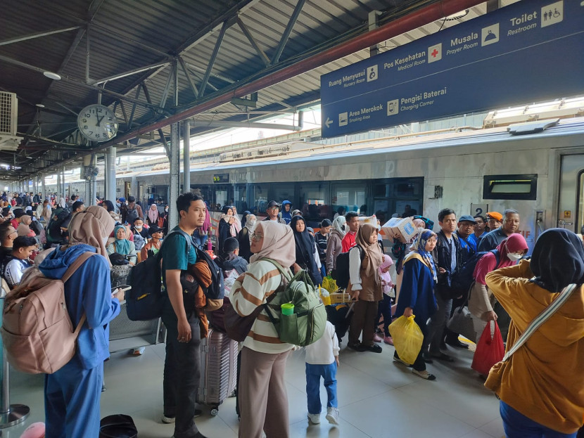 Ilustrasi. Ramainya penumpang kereta api saat libur panjang pekan lalu. (Foto: Humas PT KAI)