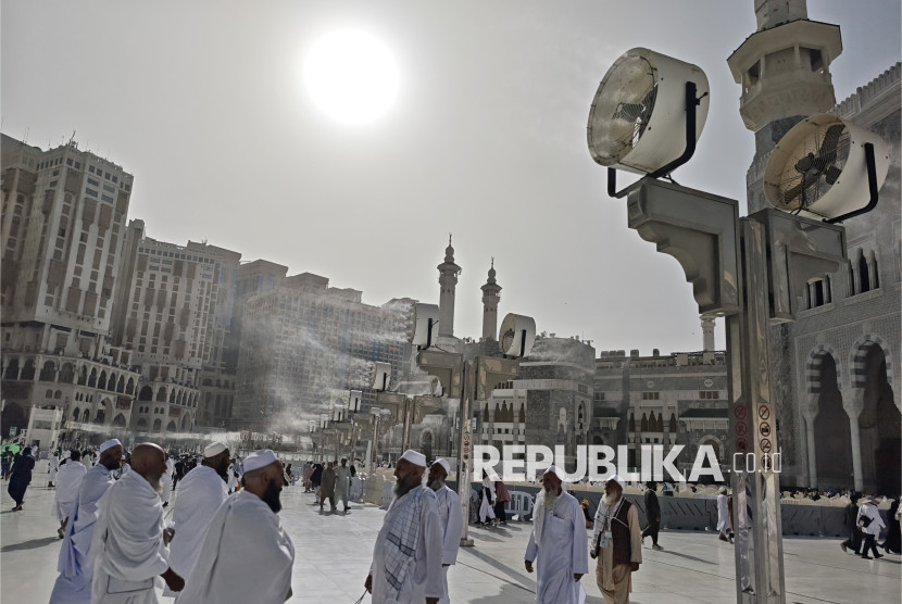 Jamaah haji berjalan di bawah kipas angin embun (cooling fan) di Masjidil Haram, Makkah, Arab Saudi, Jumat (16/5/2025). Ilustrasi/Foto: ANTARA FOTO/Andika Wahyu